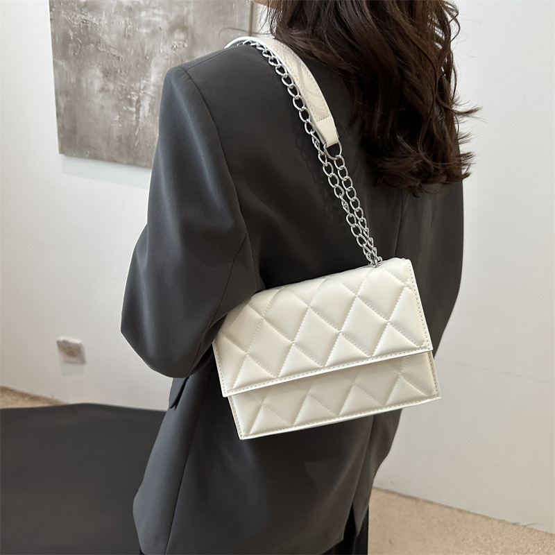 The 2024 autumn new French niche design chain small square bag, a fashionable macaron color single-shoulder crossbody bag details Picture