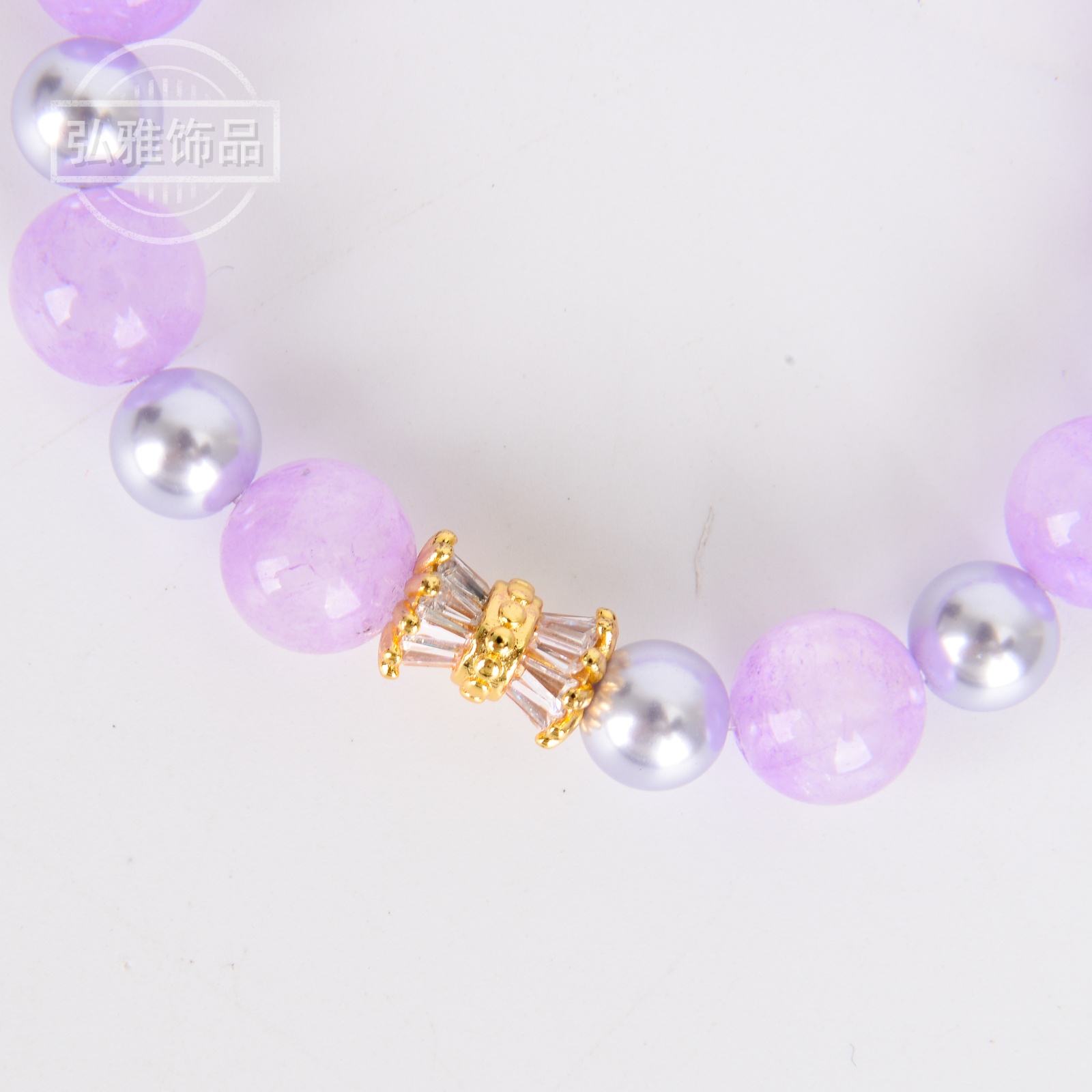 The Qingti milk cap bracelet is an exquisite, fashionable and simple style bracelet accessory. It's a versatile bracelet accessory for female students and best friends Application Scenario