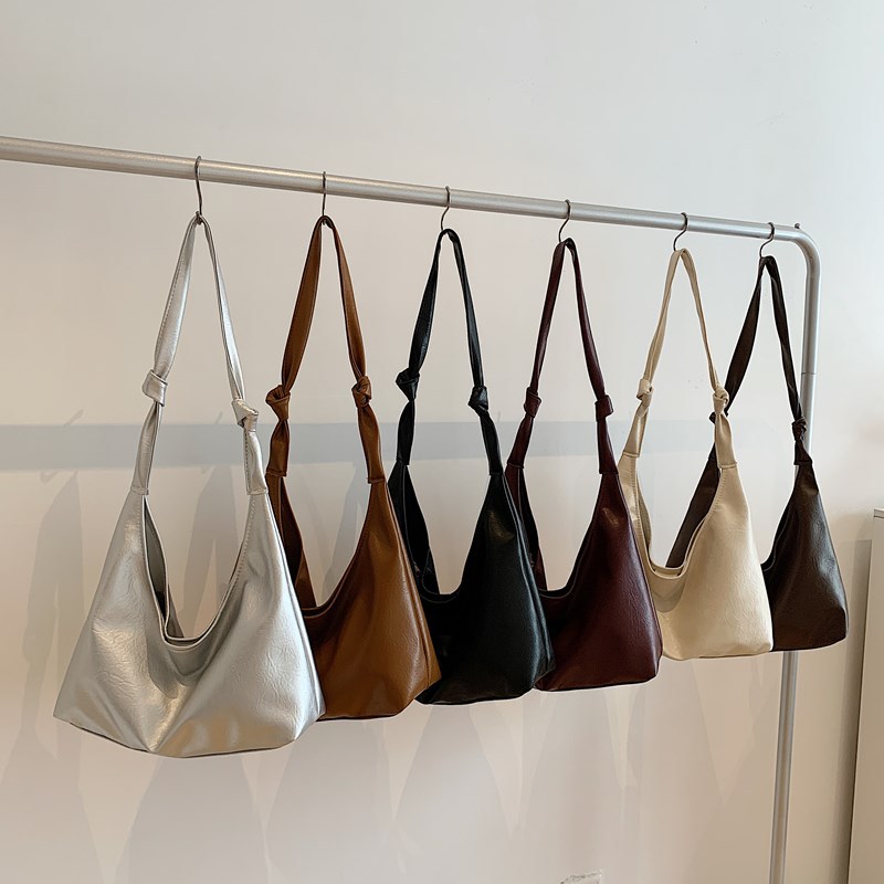 Large-capacity commuter bag for women, 2024 new style, fashionable and retro single-shoulder bag, casual and versatile, underarm tote soft leather bag Application Scenario