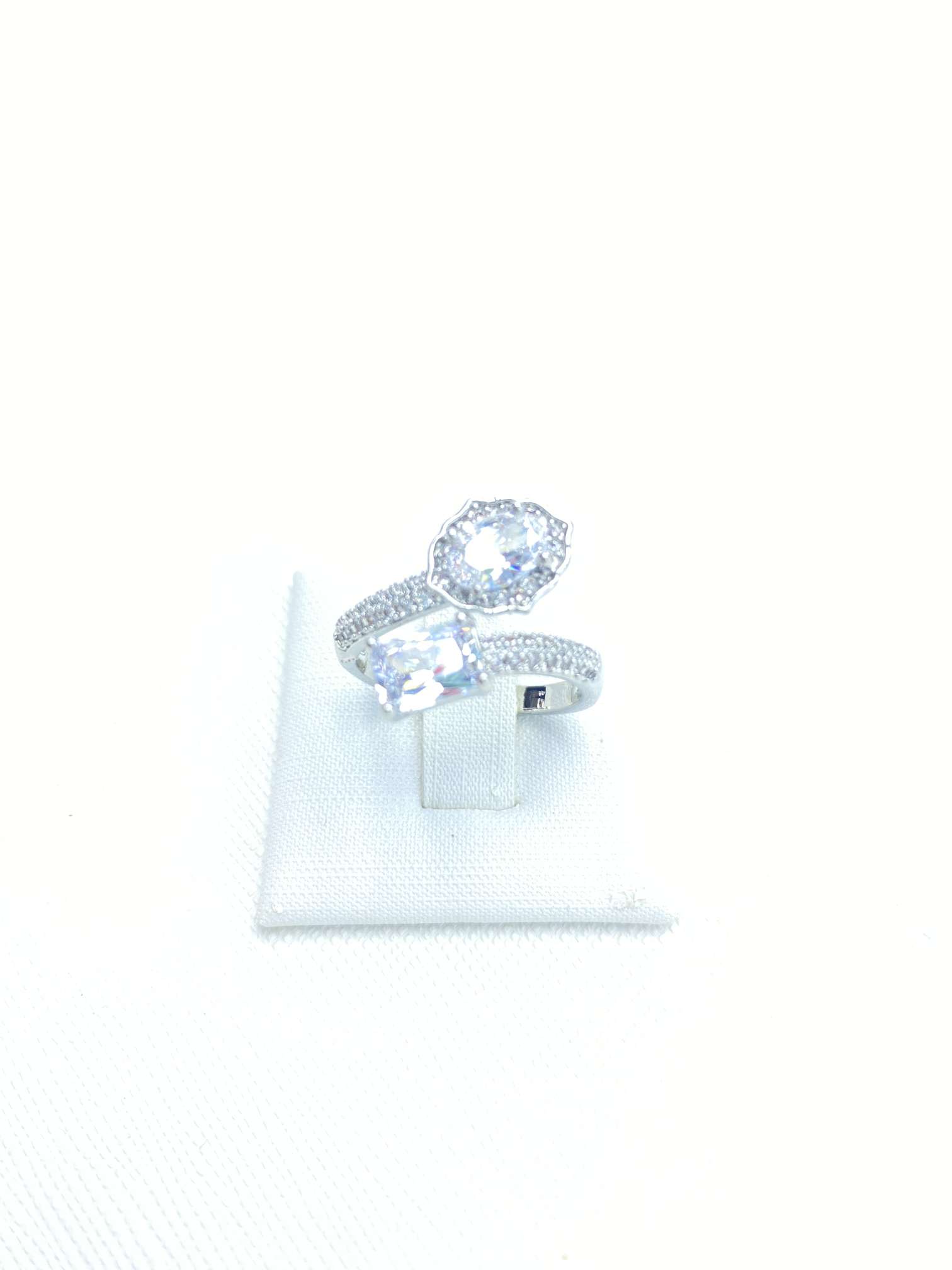 The new ring is a trendy and fashionable "Full Sky Star" ring with an exquisite design and an extremely dazzling opening