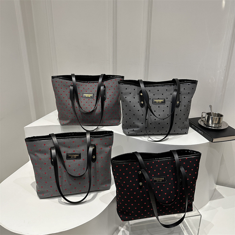 The 2024 new Korean-style tote bag with a college style is stylish, elegant and beautiful. It is a large-capacity single-shoulder and underarm commuter handbag Application Scenario