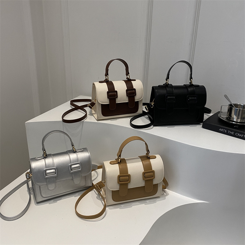 A new 2024 trendy and retro single-shoulder crossbody small square bag for girls, a niche British-style handbag Application Scenario