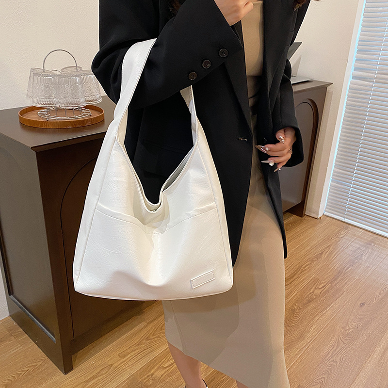 Large-capacity female 2024 new autumn and winter soft leather bucket bag, commuter tote bag, college student class single-shoulder bag details Picture