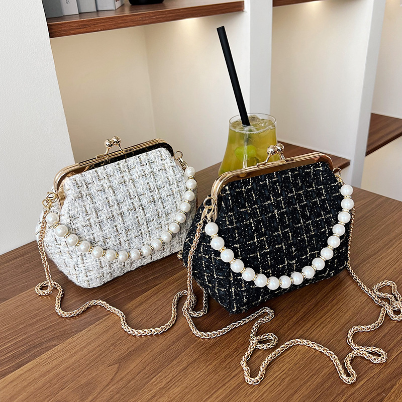 Cross-border texture checkered small bag for women's autumn 2024 new trendy and fashionable knitted chain crossbody bag, shell bag Application Scenario