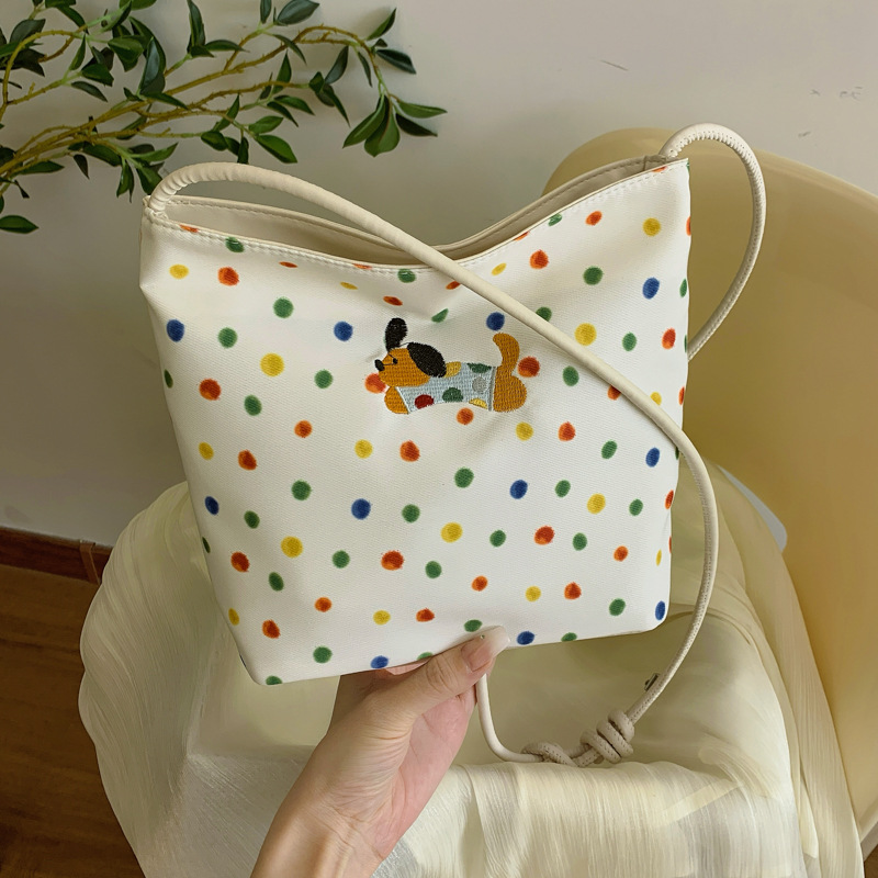 This year, polka dot canvas bags are in vogue for women's autumn and winter 2024. The new versatile commuter single-shoulder crossbody bag is in vogue full figure