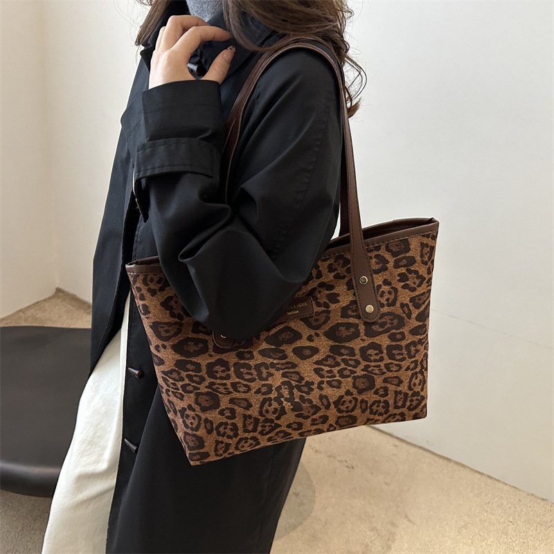 This is a new 2024 trendy and stylish large-capacity handbag for women. It is a fashionable and stylish single-shoulder tote bag for autumn and winter Specification drawing