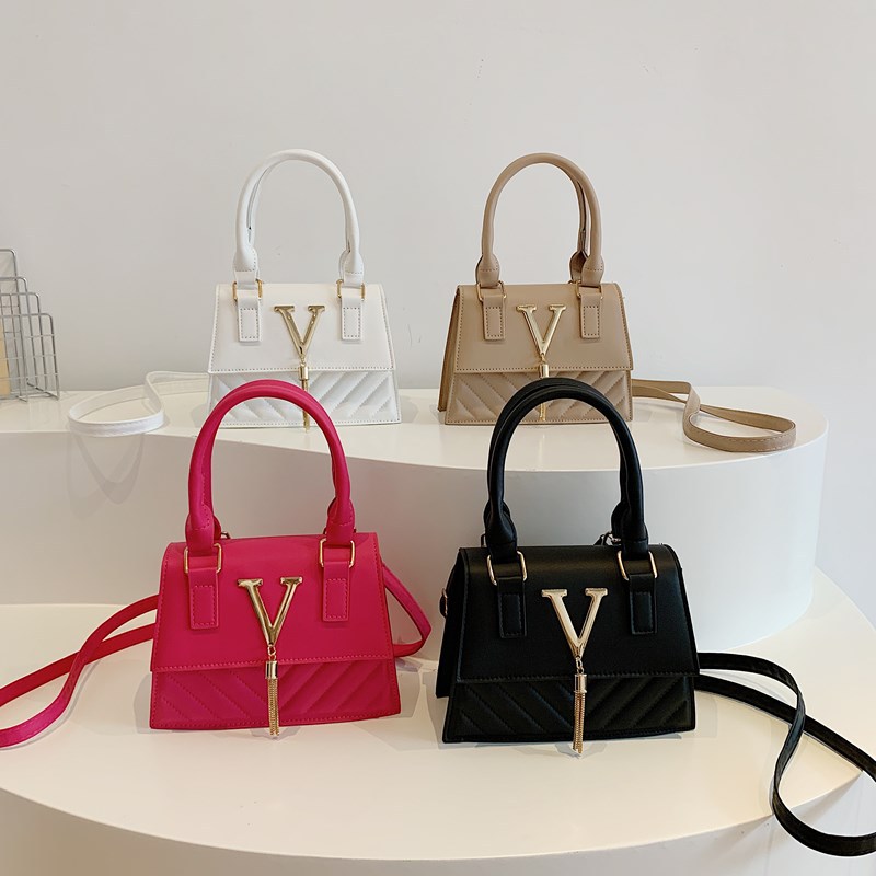 This year, trendy, fashionable and high-quality handbags are in vogue. Women's bags with stylish tassels and unique diagonal patterns are single-shoulder crossbody women's bags Application Scenario