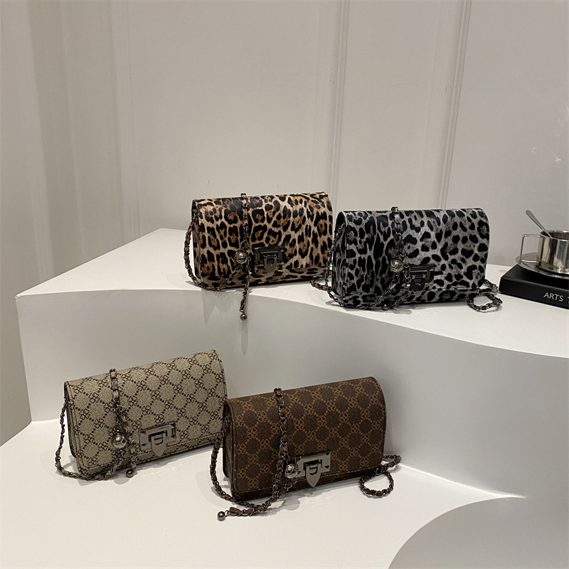 Cross-border women's bag 2024 New leopard print underarm bag, Korean style fashionable and trendy chain single-shoulder bag, riveted crossbody bag Application Scenario