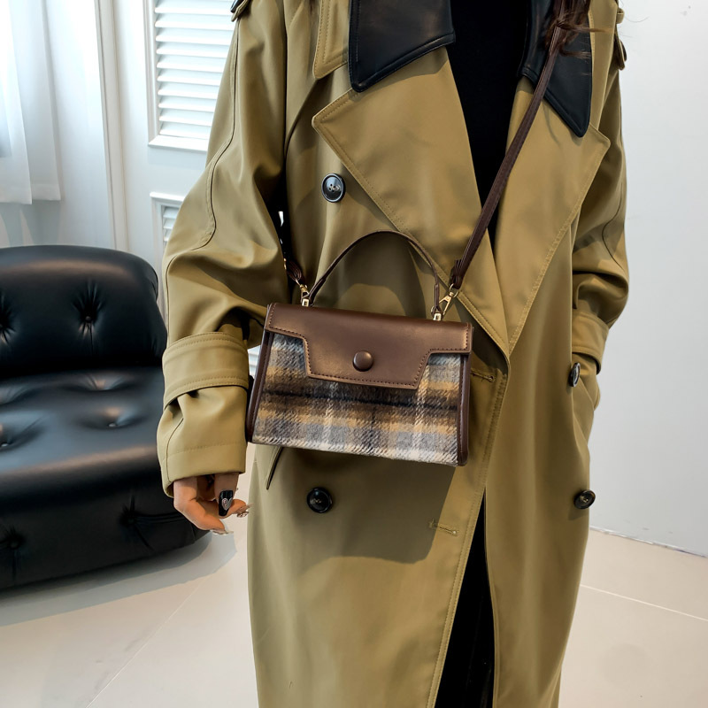 The textured color-blocking small square bag for the 2024 autumn and winter season features a cute checkered handbag with a niche design and a patchwork styling crossbody bag Specification drawing