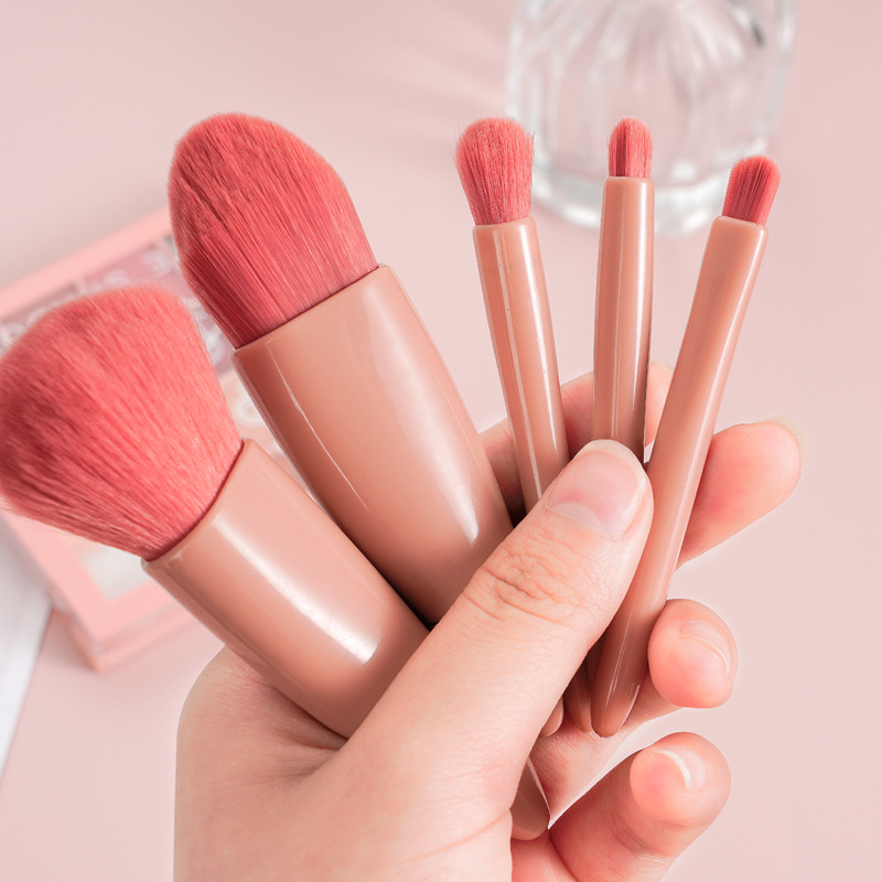 Portable makeup brush set: foundation brush, loose powder, eyeshadow brush, lip brush, complete set of soft bristles with makeup mirror box Application Scenario