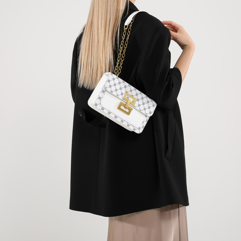 High-end texture, retro single-shoulder women's 2024 autumn new trendy and versatile chain crossbody small square bag details Picture