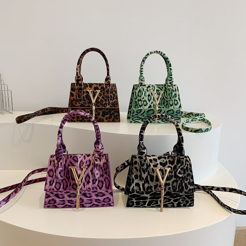 The new leopard print handbag is trendy and stylish. The crossbody bag has a simple texture and a spicy girl style. It is a unique single-shoulder small square bag Application Scenario