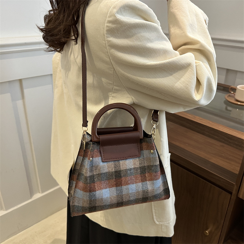 This is a trendy and stylish single-shoulder underarm bag with a contrasting color for the autumn of 2024. It features a unique design and is retro and individualistic details Picture