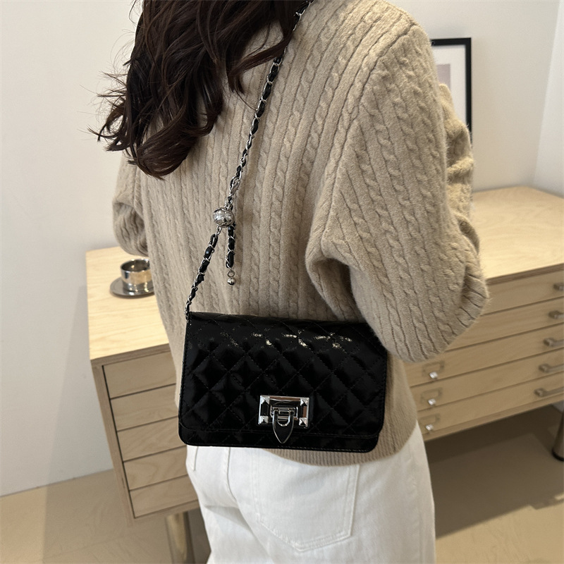 The diamond-patterned embroidered thread fashionable and elegant lock buckle elegant small bag for women's 2024 autumn new style versatile ins crossbody bag for women details Picture