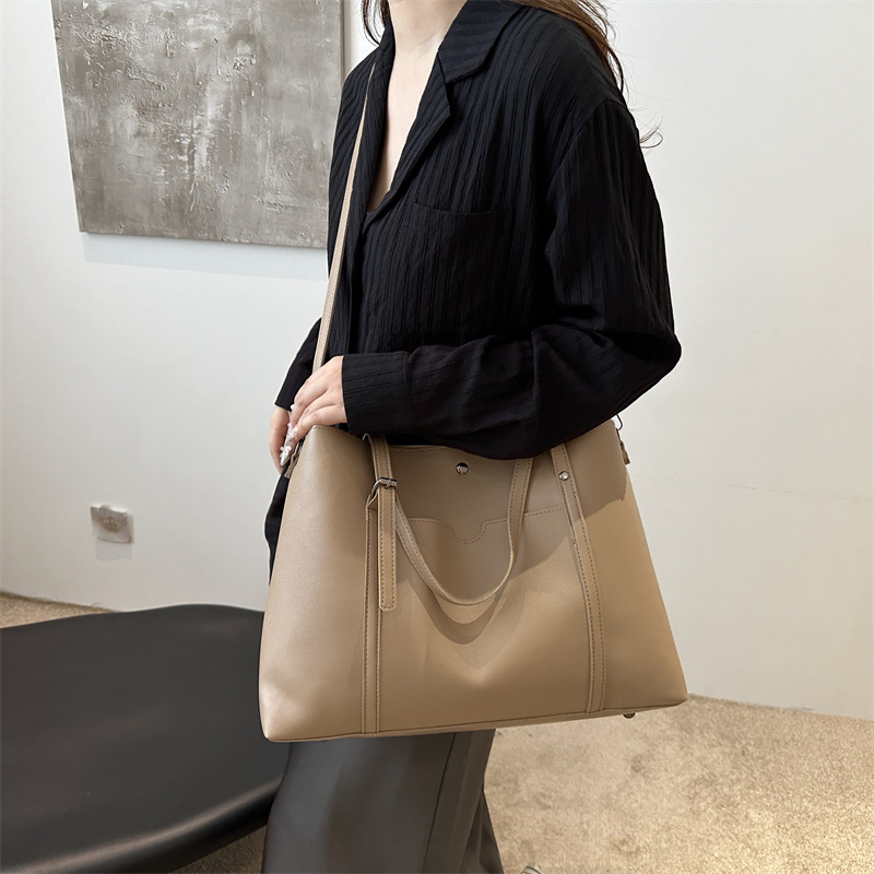 Retro texture commuting solid color simple 2024 autumn new large-capacity single-shoulder bag with a relaxed underarm tote bag details Picture