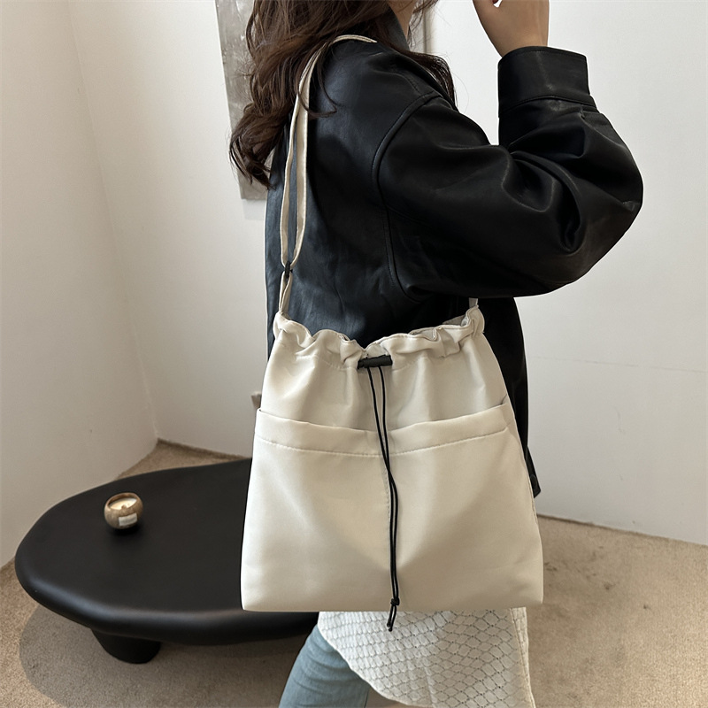 The popular autumn and winter bags for women in 2024: large-capacity crossbody bag, Tote commuter bag, single-shoulder bag, soft details Picture