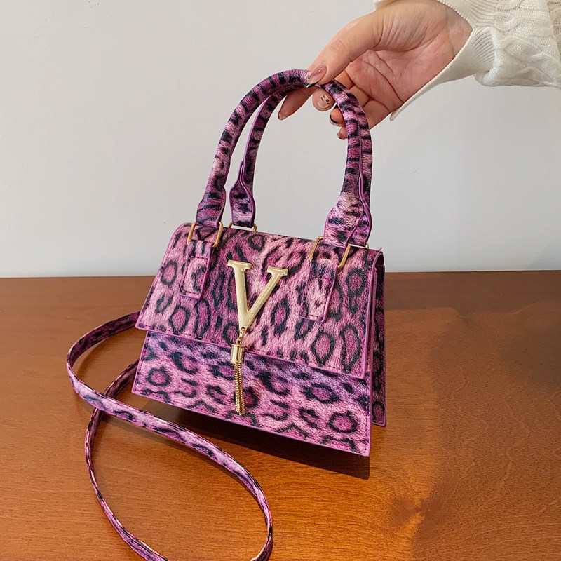 The new leopard print handbag is trendy and stylish. The crossbody bag has a simple texture and a spicy girl style. It is a unique single-shoulder small square bag full figure