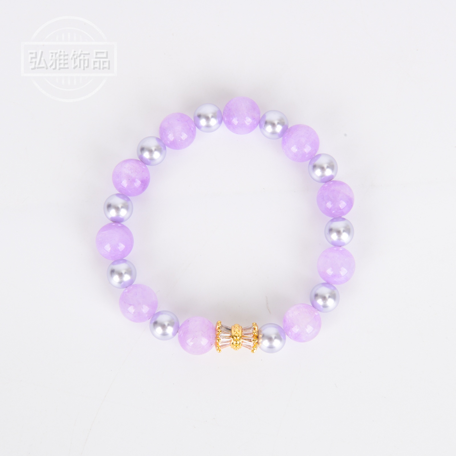 The Qingti milk cap bracelet is an exquisite, fashionable and simple style bracelet accessory. It's a versatile bracelet accessory for female students and best friends
