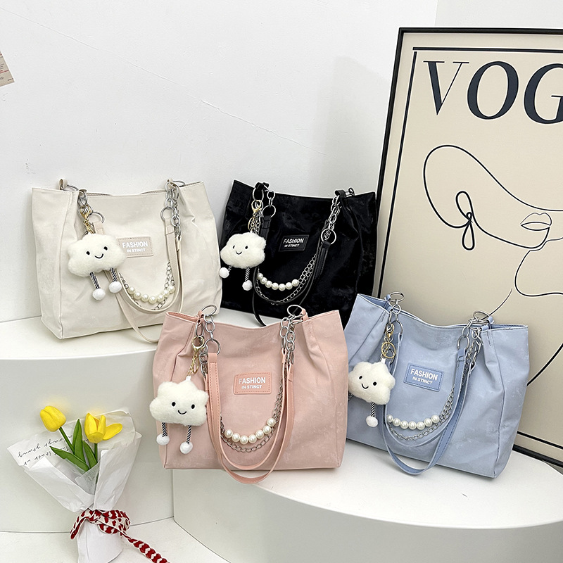 Large-capacity work commuting bag for women, new autumn 2024, versatile and fashionable beaded chain single-shoulder bag tote bag Application Scenario