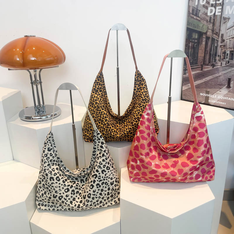 A new minimalist canvas bag with a large capacity in Korean fashion, a leopard print commuter single-shoulder crossbody bag Application Scenario
