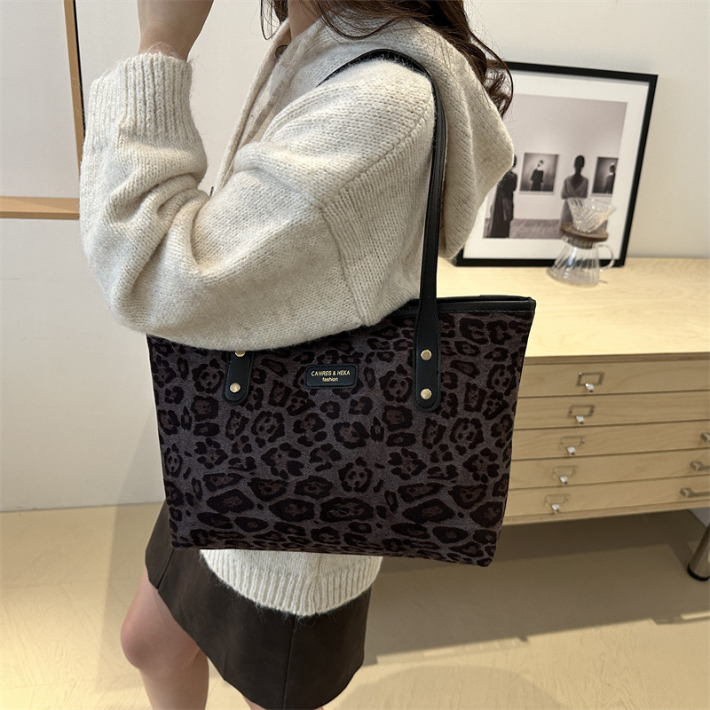 This is a new 2024 trendy and stylish large-capacity handbag for women. It is a fashionable and stylish single-shoulder tote bag for autumn and winter details Picture