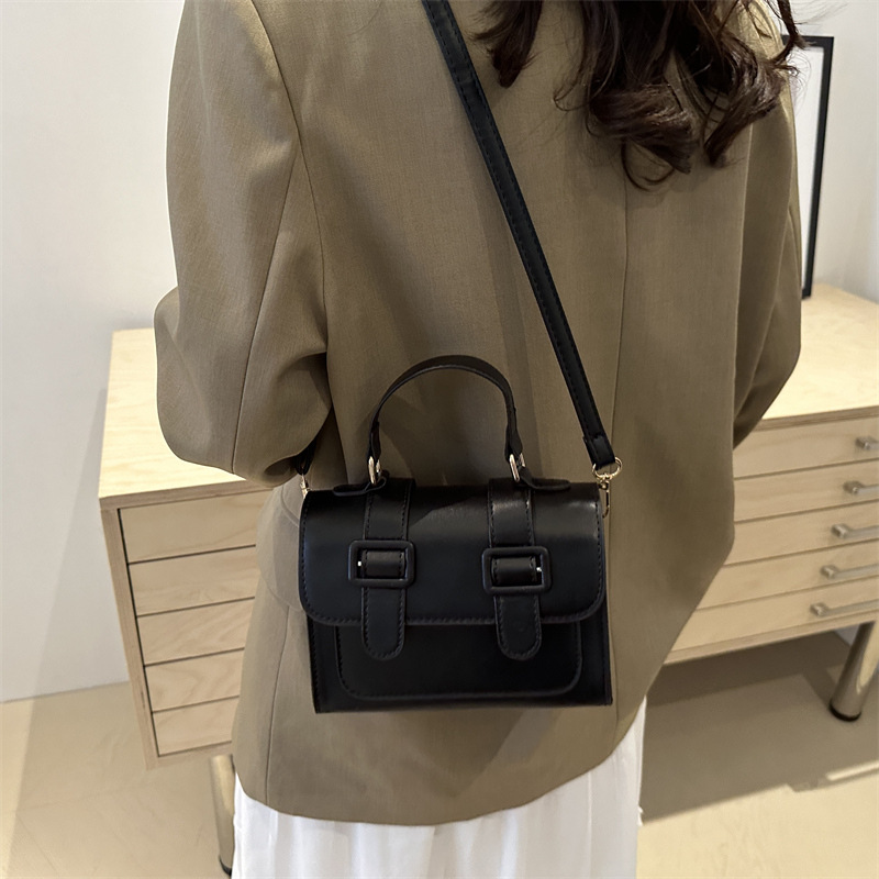 A new 2024 trendy and retro single-shoulder crossbody small square bag for girls, a niche British-style handbag Specification drawing