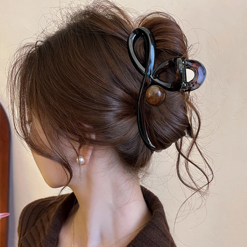 A large coffee-colored clipper for women, with a high-end look at the back of the head, a shark clip for thick hair, a stylish hairpin, and a headpiece Specification drawing