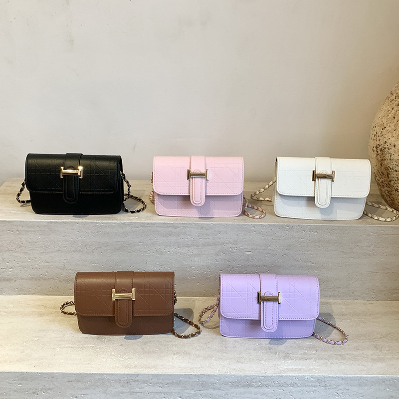 This stylish, high-quality, and trendy hand-held crossbody bag is a new cross-border women's bag for autumn and winter 2024. It features a checkered commuter single-shoulder bag Application Scenario