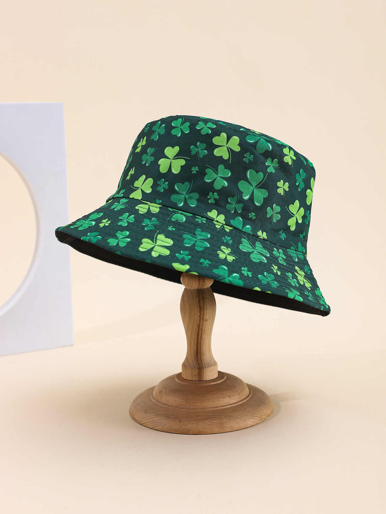 Spring and summer cross-border European and American bestsellers: Lucky four-leaf clover printed double-sided fisherman's hat, outdoor travel, sun protection and shade, adult double-sided fisherman's hat for export Application Scenario
