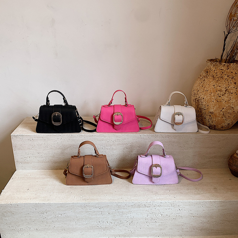 Cross-border wholesale niche design commuter crossbody bag for women 2024, fashionable and versatile women's single-shoulder armpit small square bag Application Scenario