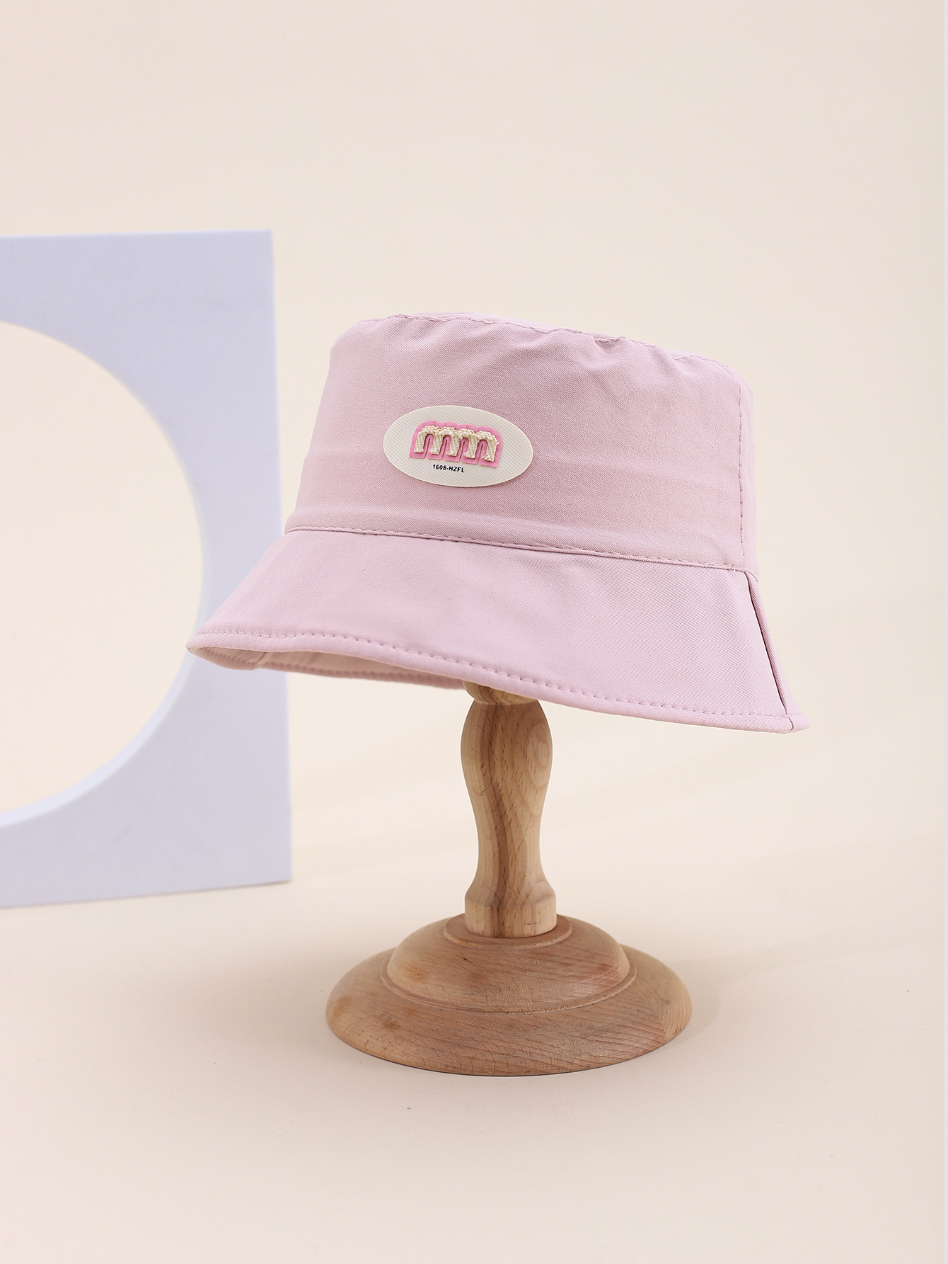 This is a popular children's single-sided fisherman hat with a label in spring and summer. It's cute, cartoonish, classic, versatile and personalized. The inner side of this children's single-sided fisherman hat comes with a drawstring Item Picture