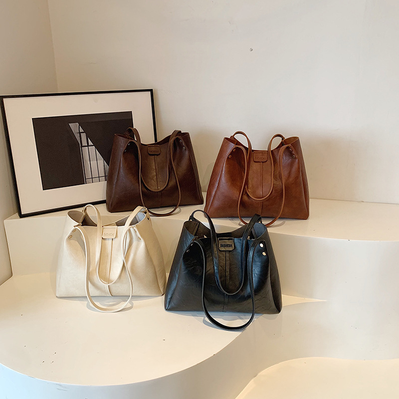 The new 2024 autumn collection features a retro, simple, large-capacity, solid-color, fashionable and individual single-shoulder underarm tote women's bag Application Scenario