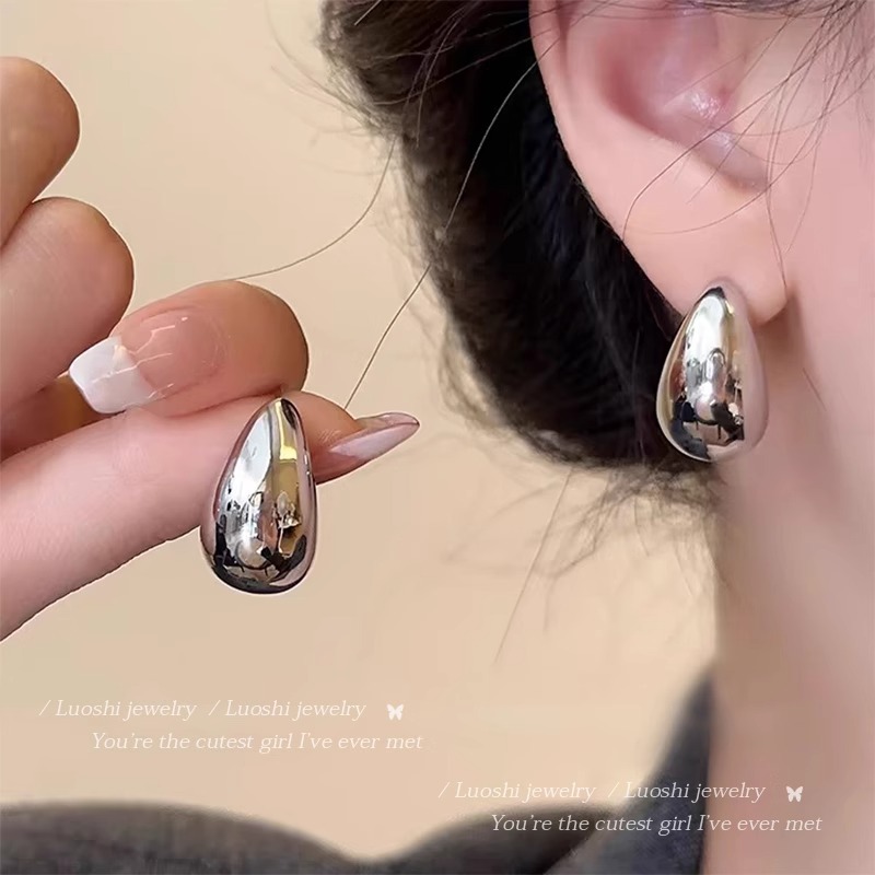 Cold and cool silver earrings for women, 2024 new, niche design sense earrings, high-end ear studs, stylish and elegant earrings details Picture