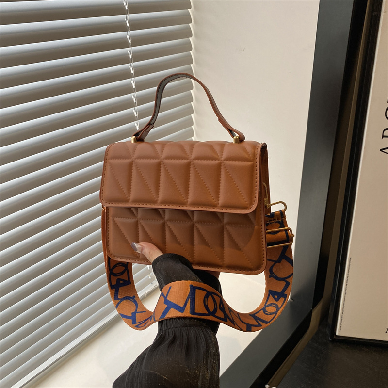 A stylish and simple diamond-shaped small square bag for the autumn and winter of 2024, featuring a solid color and a trendy single-shoulder bag for women full figure