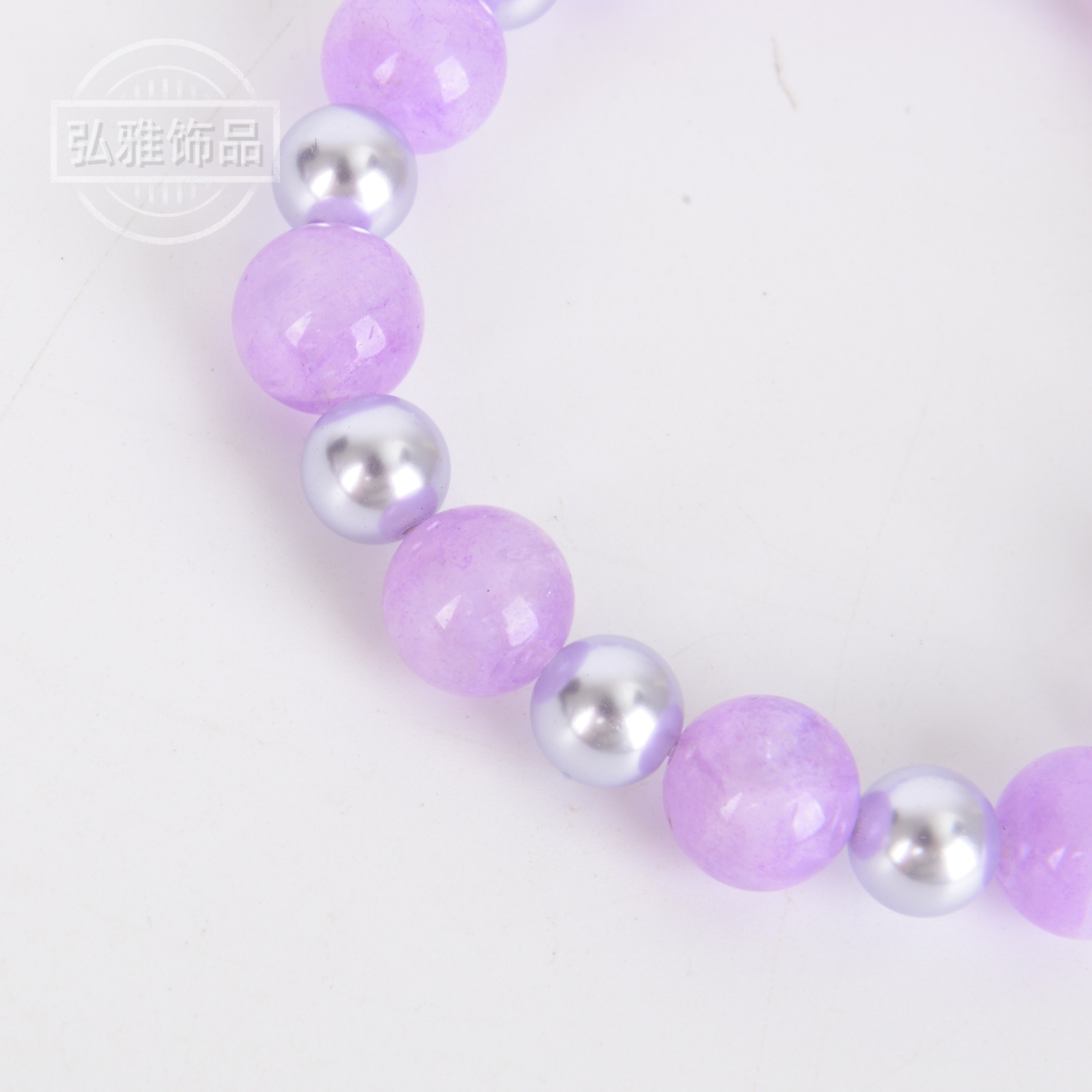 The Qingti milk cap bracelet is an exquisite, fashionable and simple style bracelet accessory. It's a versatile bracelet accessory for female students and best friends Item Picture