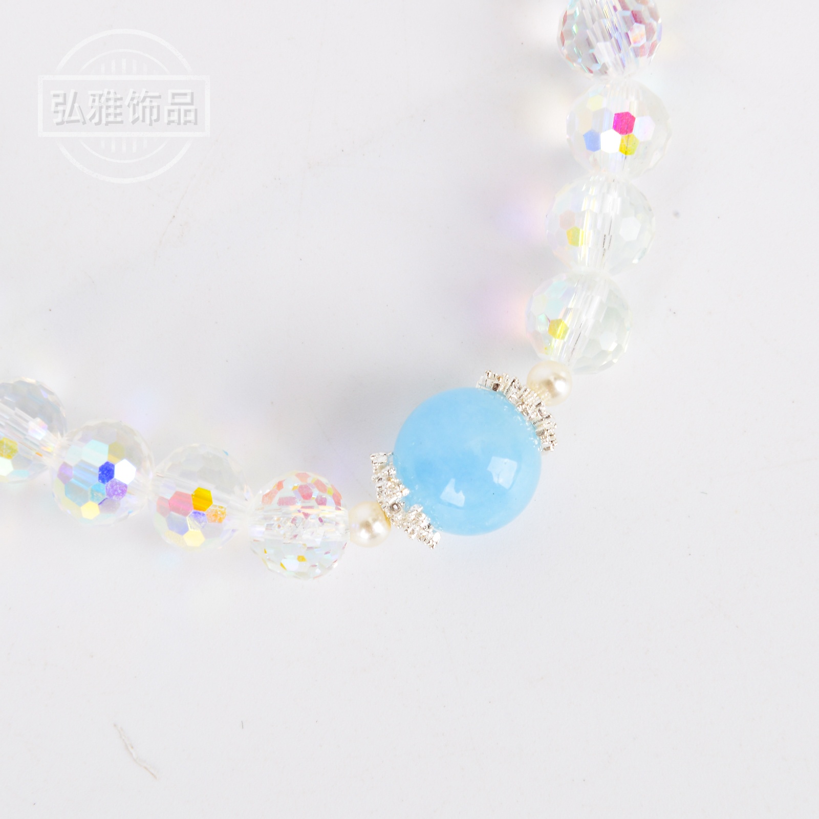 A new minimalist and versatile ultra-sparkling white crystal bracelet for women, a light luxury and niche fashion aquamarine bracelet Application Scenario