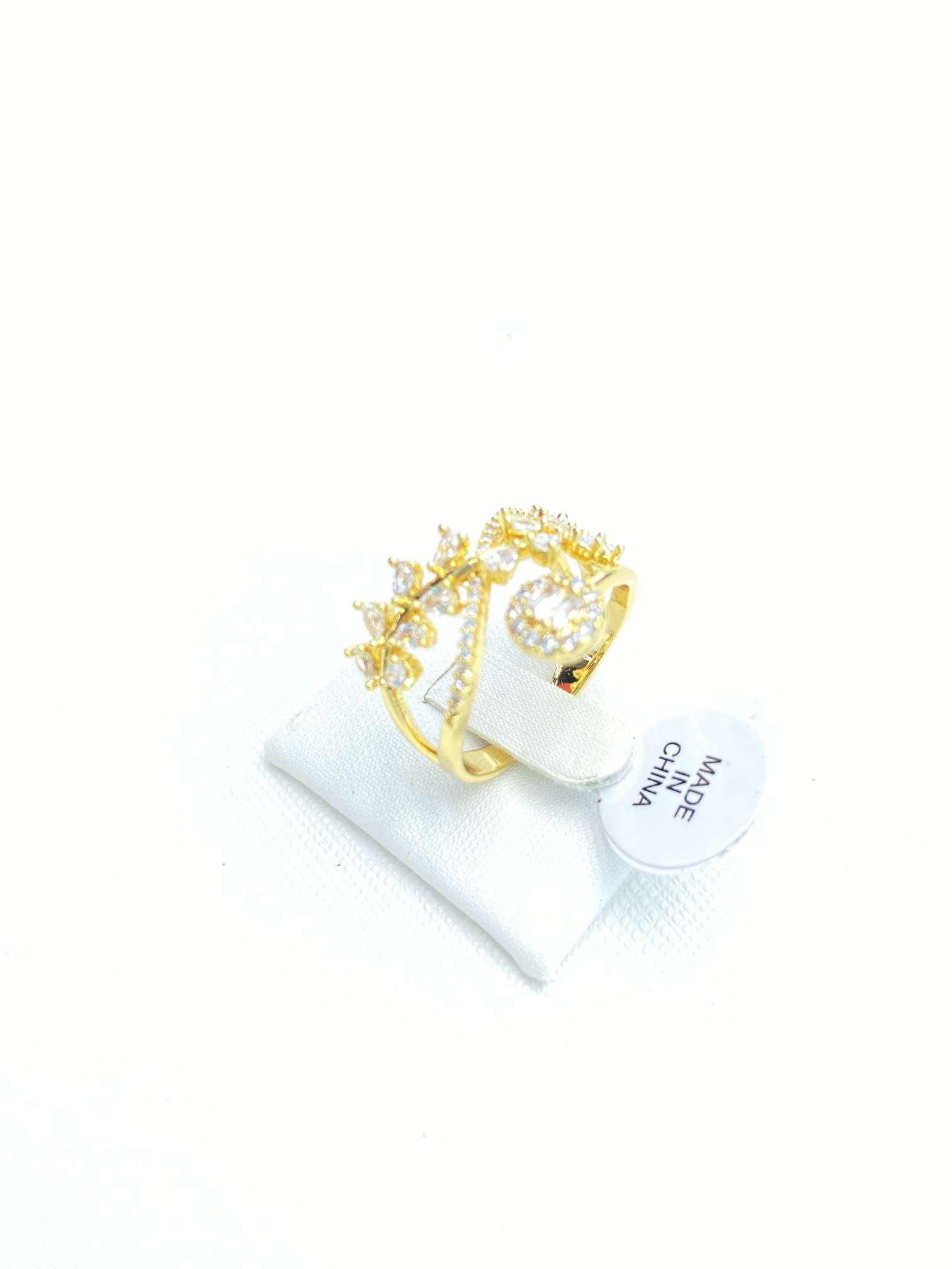 This high-end and elegant light luxury ring for women is designed in a niche style, mostly inlaid with zircon, shining brightly Item Picture