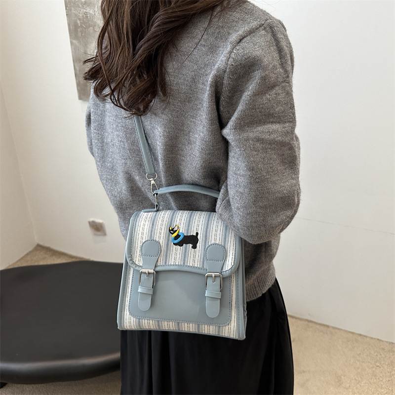 The new backpack for the autumn of 2024 is a fashionable and simple hand-held student single-shoulder bag with a checkered lid and a retro crossbody style details Picture