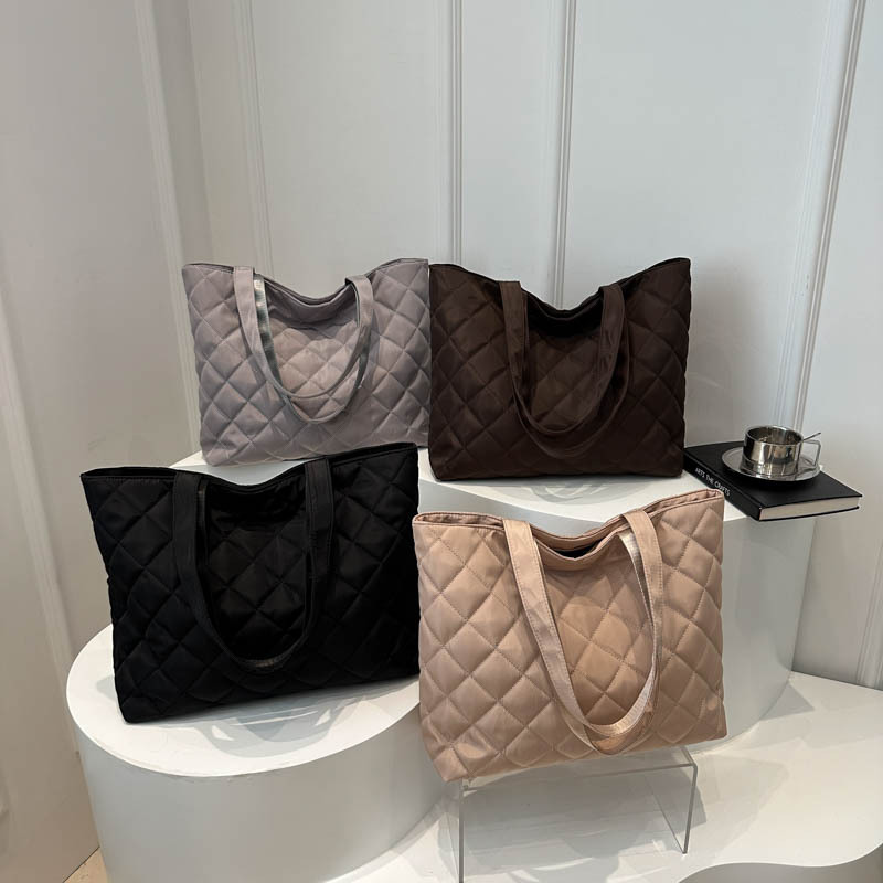A new large-capacity diamond-shaped commuter handbag and fashionable single-shoulder tote bag for women in the niche cotton-padded jacket bag for autumn and winter 2024 Application Scenario