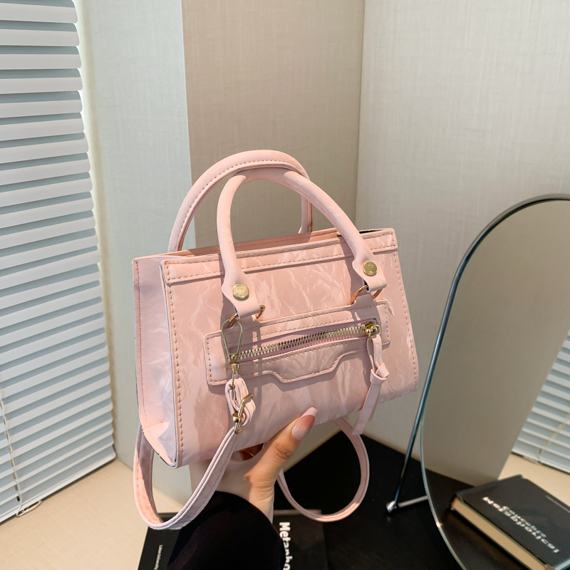 A retro, individualistic, casual single-shoulder crossbody bag for the autumn of 2024, featuring a fashionable, simple and elegant style, and a small square handbag for commuting full figure