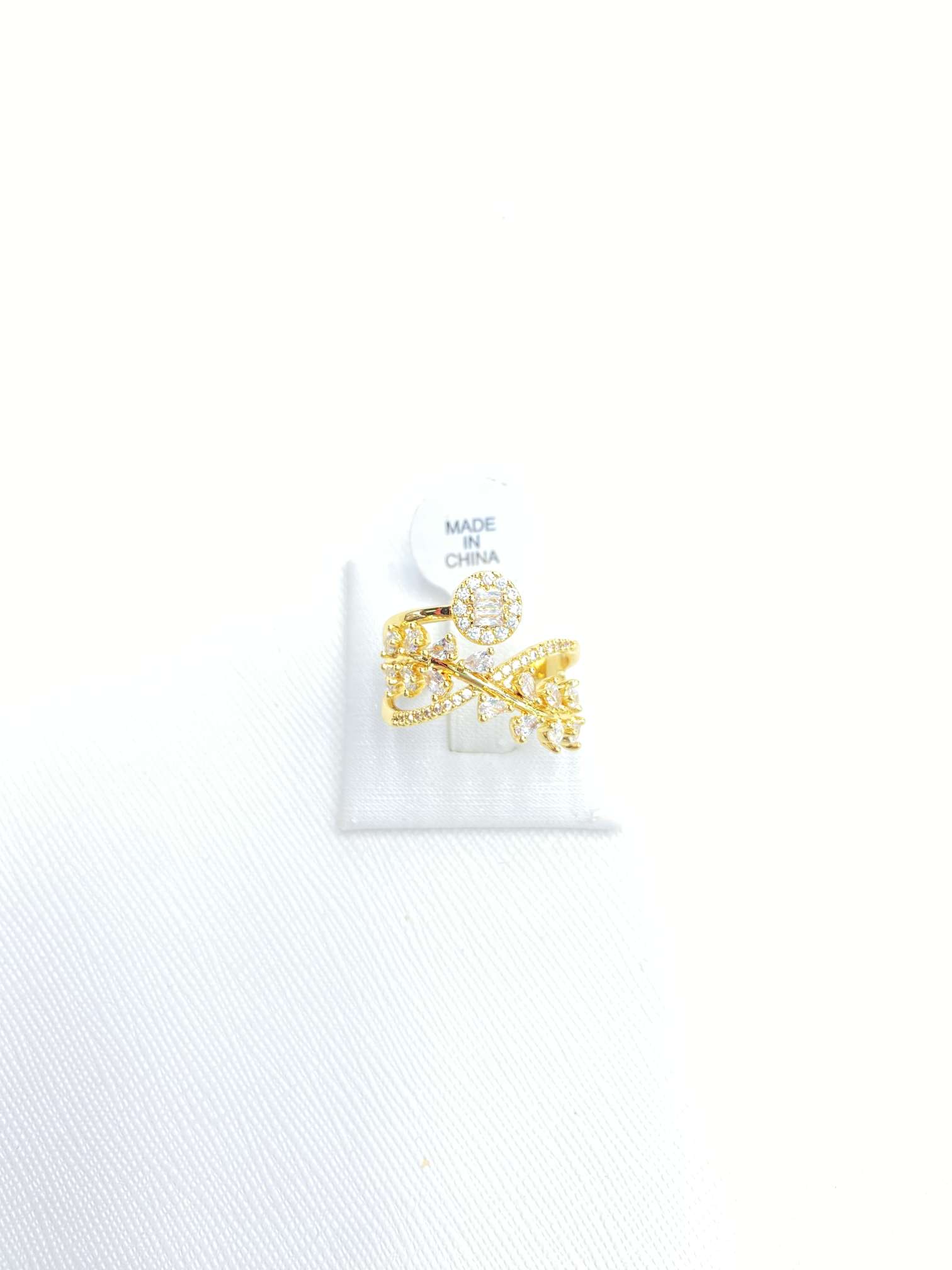 This high-end and elegant light luxury ring for women is designed in a niche style, mostly inlaid with zircon, shining brightly Specification image