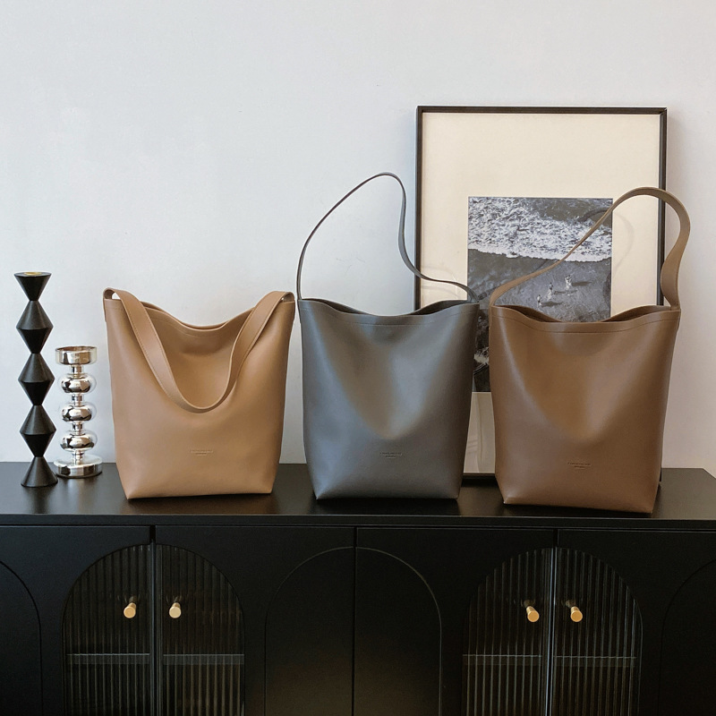 Solid color Tote bag 2024 new style, high-end, large-capacity single-shoulder versatile, niche women's bag, casual and simple bucket bag Application Scenario