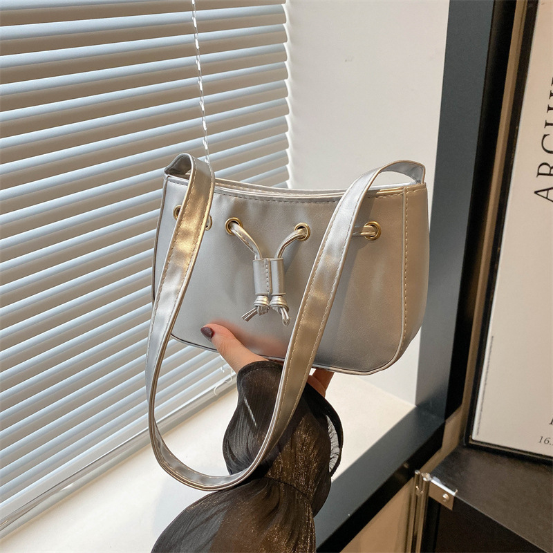 The new autumn/winter 2024 collection of women's bags features a retro and simple Korean-style underarm bag. This year, hand-held bags are in vogue, exuding a sense of sophistication full figure