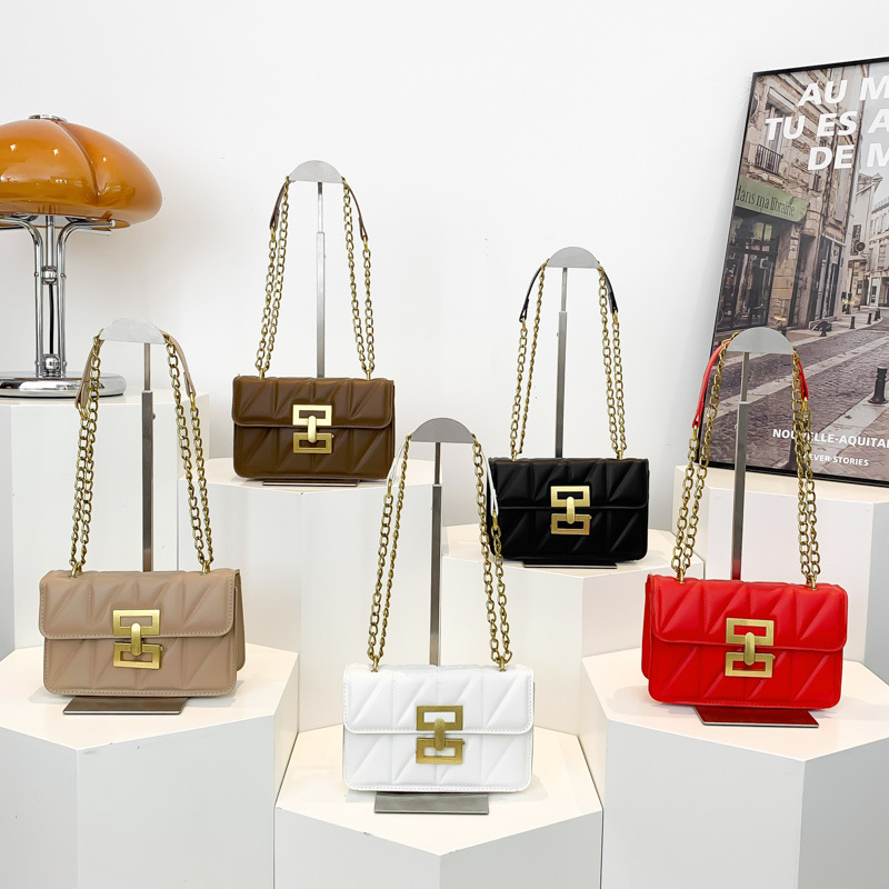 A stylish commuter diamond-patterned lock buckle small square bag, a versatile commuter single-shoulder bag, a new 2024 model, a women's crossbody bag Application Scenario