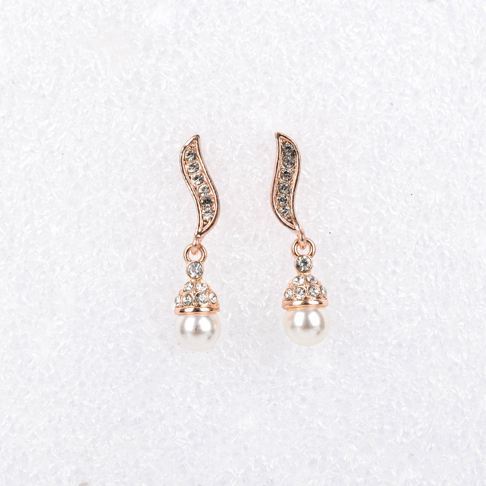 饰品/耳饰/耳钉/珍珠耳环/植绒耳钉细节图