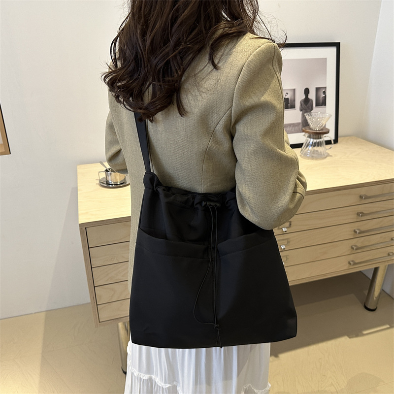 The popular autumn and winter bags for women in 2024: large-capacity crossbody bag, Tote commuter bag, single-shoulder bag, soft Specification drawing