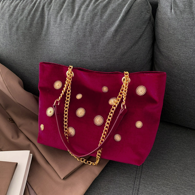 High-end and personalized hardware single-shoulder bag for women, new autumn 2024 collection, velvet chain handbag, stylish tote bag full figure