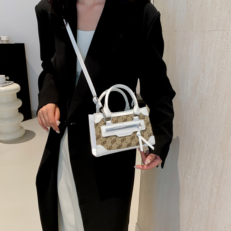 This stylish single-shoulder handbag, with a simple and casual texture, is a new Korean style crossbody small square bag for women in the autumn of 2024 Specification drawing