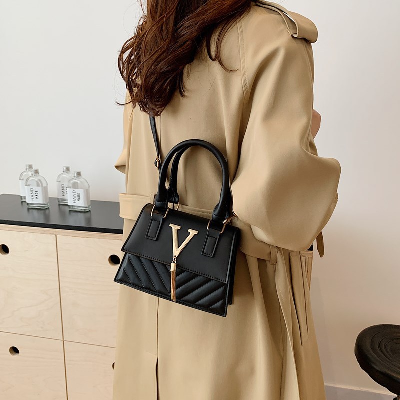 This year, trendy, fashionable and high-quality handbags are in vogue. Women's bags with stylish tassels and unique diagonal patterns are single-shoulder crossbody women's bags Specification drawing