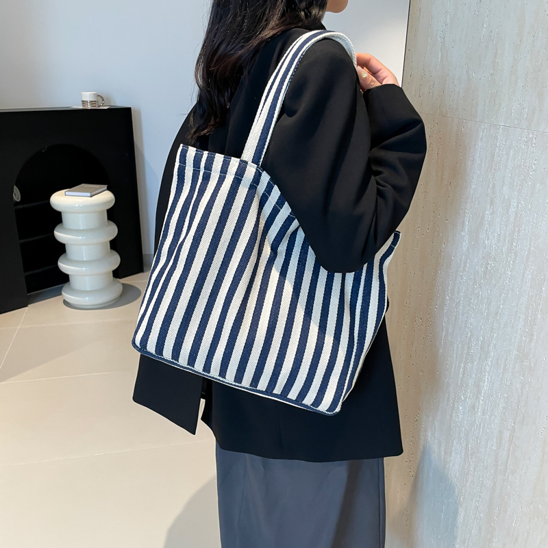 2024 Autumn/Winter new versatile and fashionable striped handbag shopping bag, two-tone large-capacity trendy single-shoulder bag Specification drawing